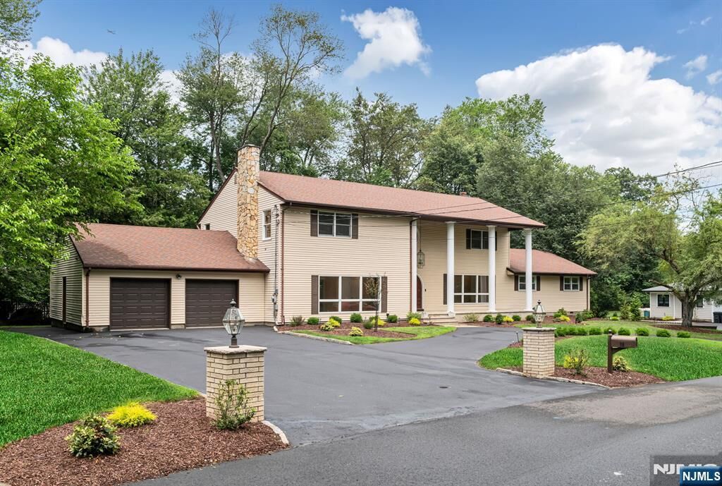 Property Photo:  39 Edgewood Avenue  NJ 07481 