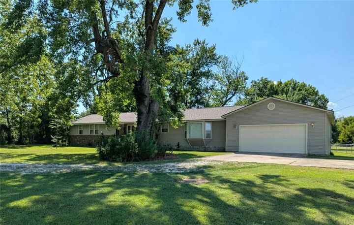 Property Photo:  3818 E Heritage Parkway  AR 72730 