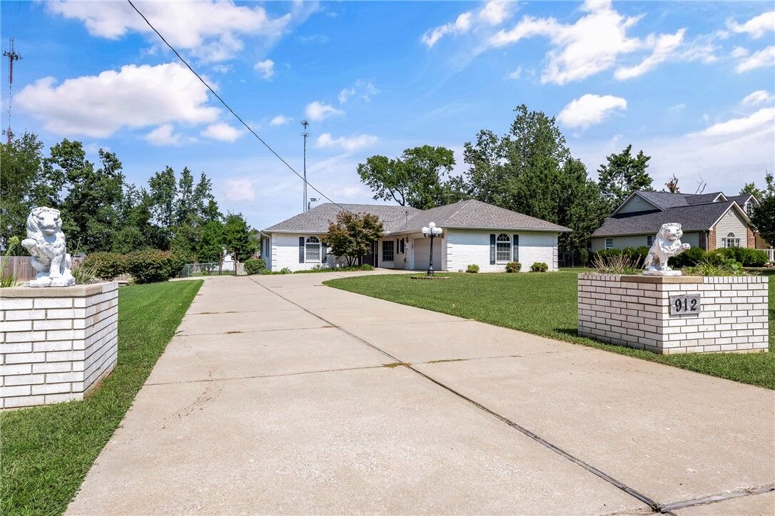 Property Photo:  912 NW 9th Street  AR 72712 