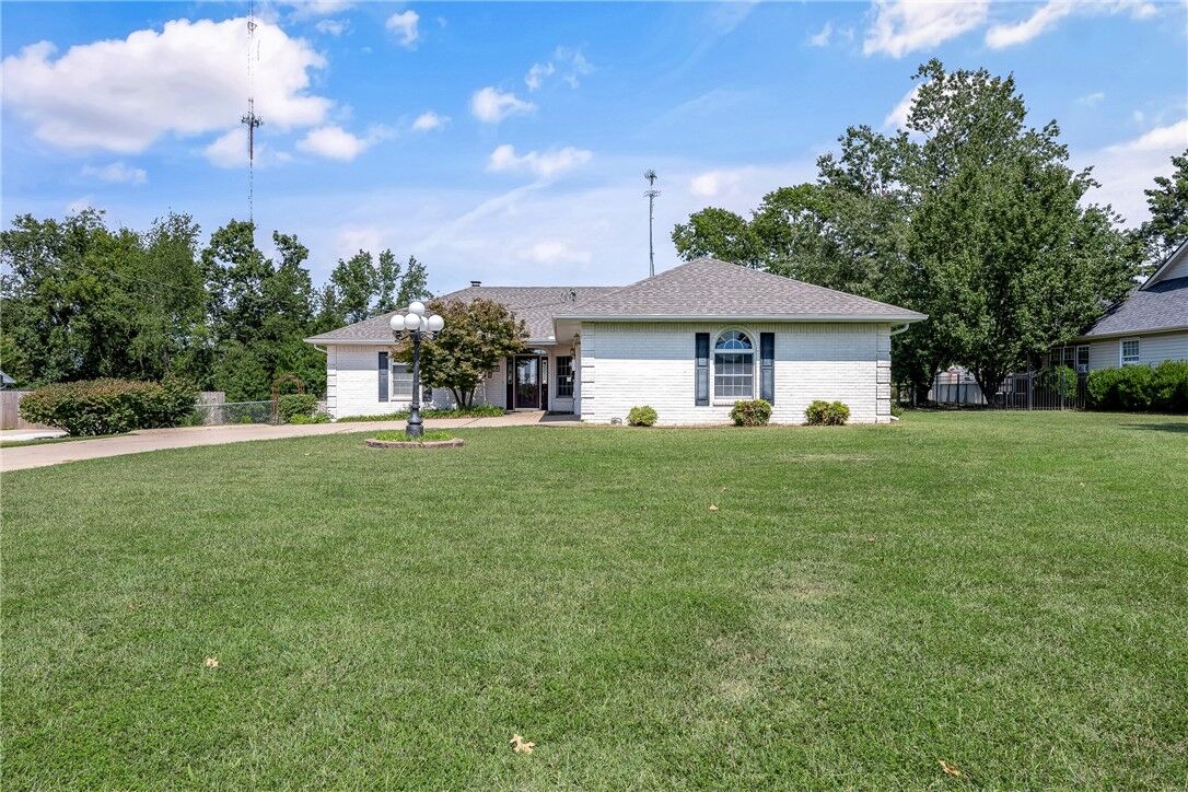 Property Photo: 912 NW 9th Street AR 72712