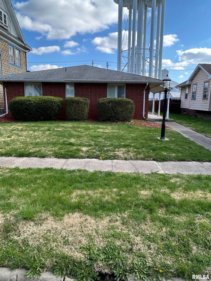 Property Photo:  306 E Poplar Street  IL 62568 