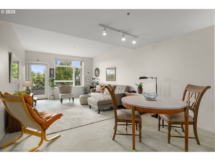 Property Photo:  1718 NE 11th Ave 313  OR 97212 