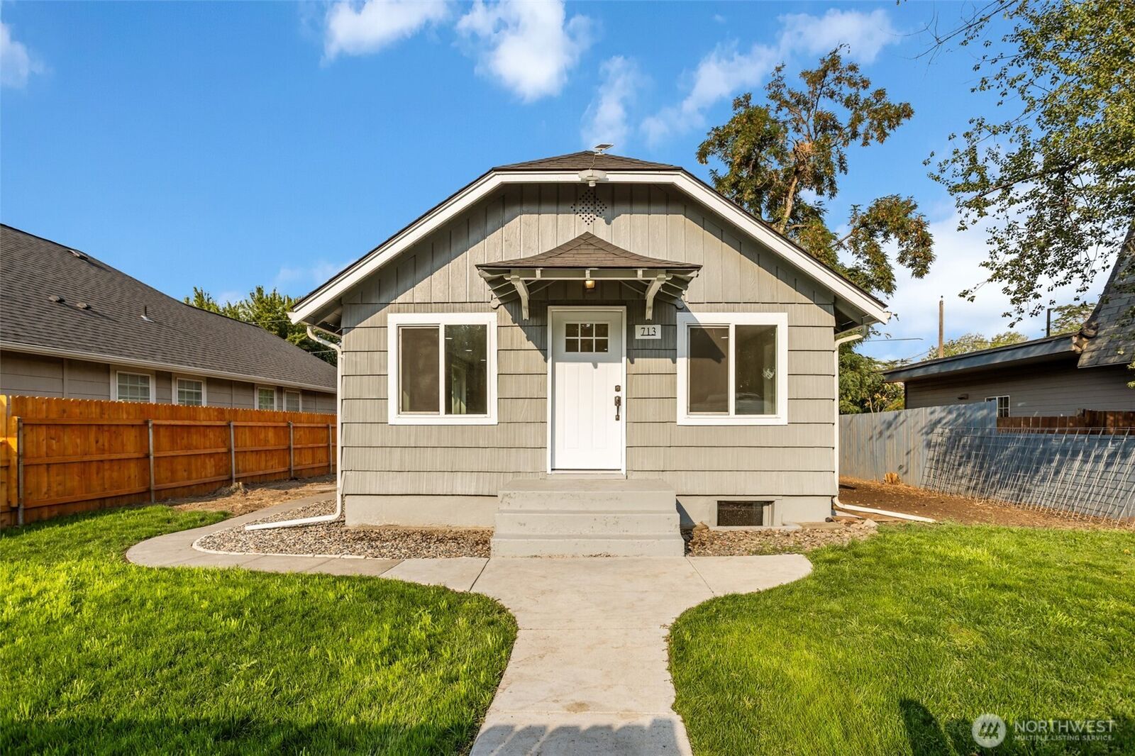 Property Photo: 713 N Roosevelt Street WA 99362