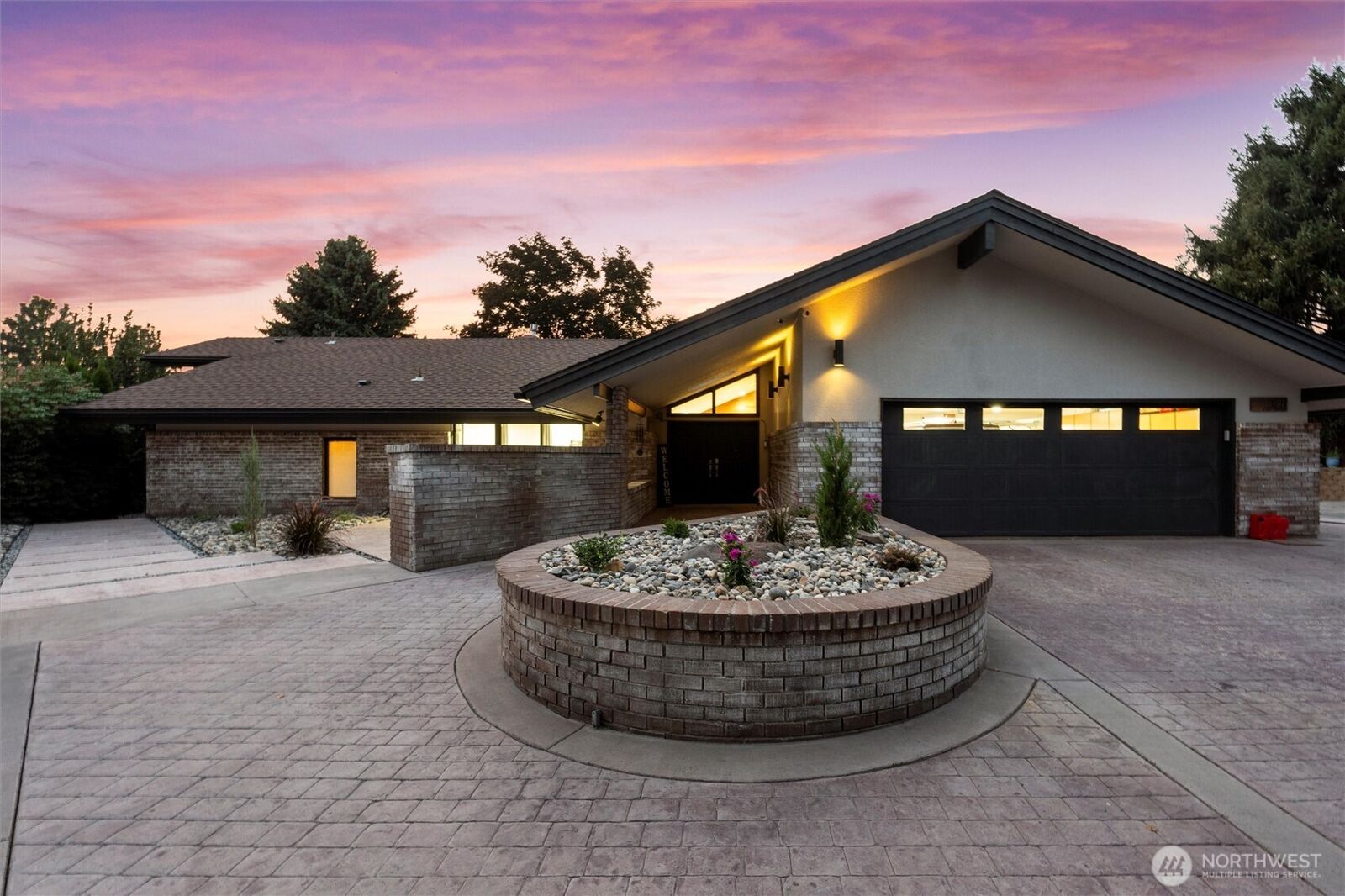 Property Photo:  828 S Skylark Way  WA 99344 