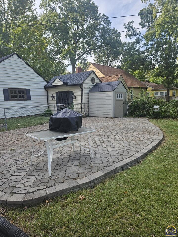 Property Photo: 2812 SW Huntoon St KS 66604
