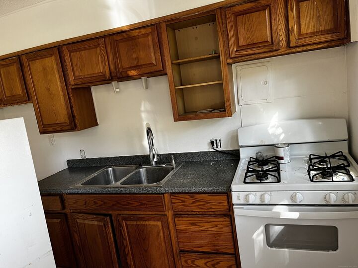 Property Photo:  22 Saint James Street #D  CT 06040