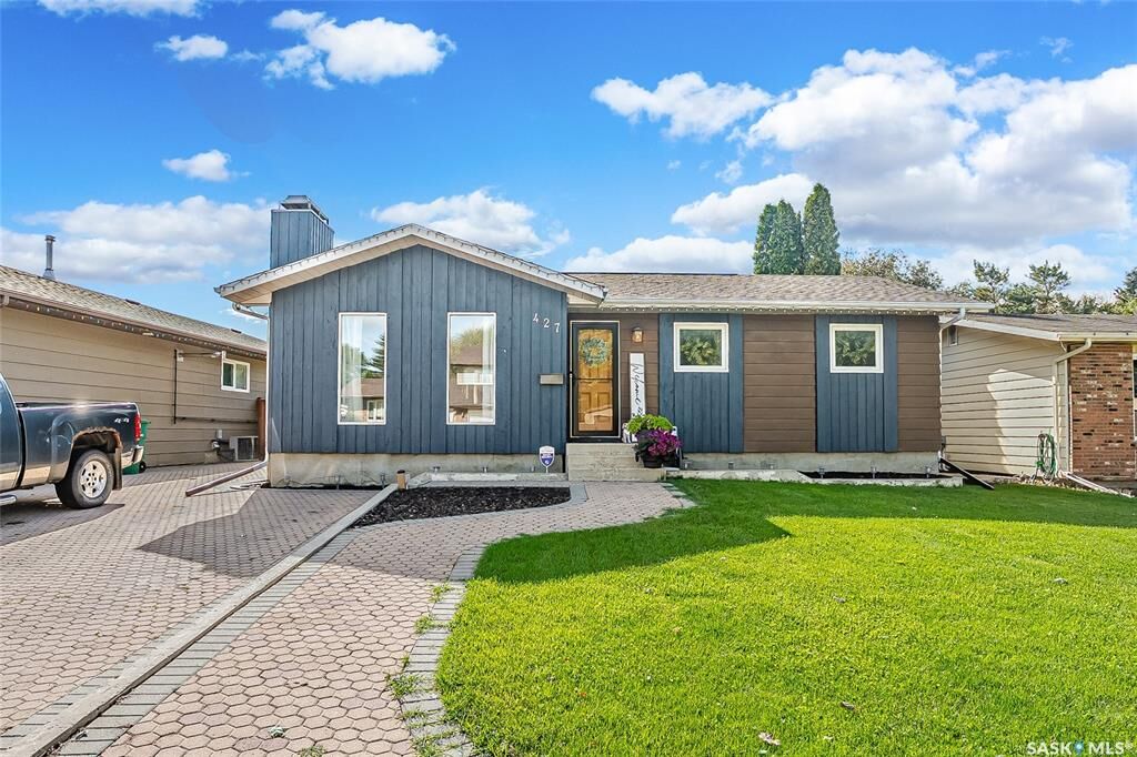 Property Photo:  427 Smith Crescent  SK S7M 5A8 