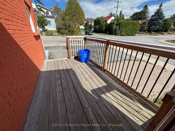 Photo de la propriété:  695 High Street  ON P1B 6R9 