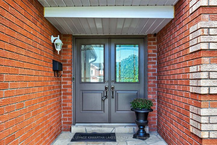 Property Photo:  29 Flavelle Crescent  ON K9V 6E3 