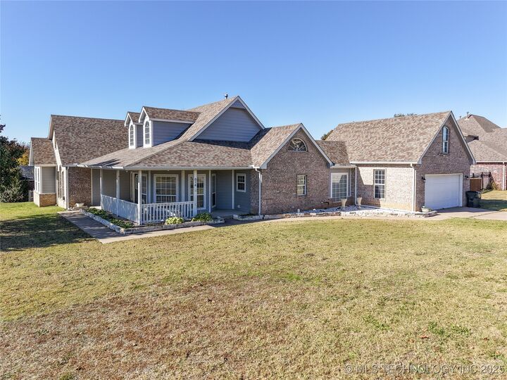 Property Photo:  814 S Tall Chief Avenue  OK 74070 