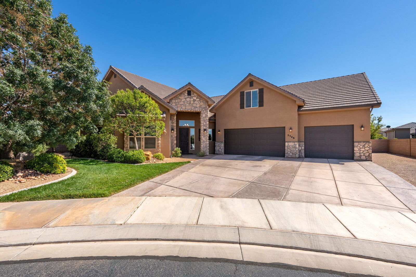 Property Photo:  2546 E 3000 S Cir  UT 84790 