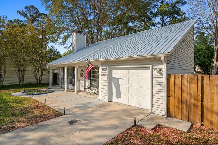 Property Photo:  309 Regent Street  SC 29483 