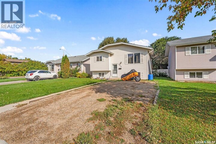 Property Photo:  1008 2nd Street E  SK S6V 0P8 