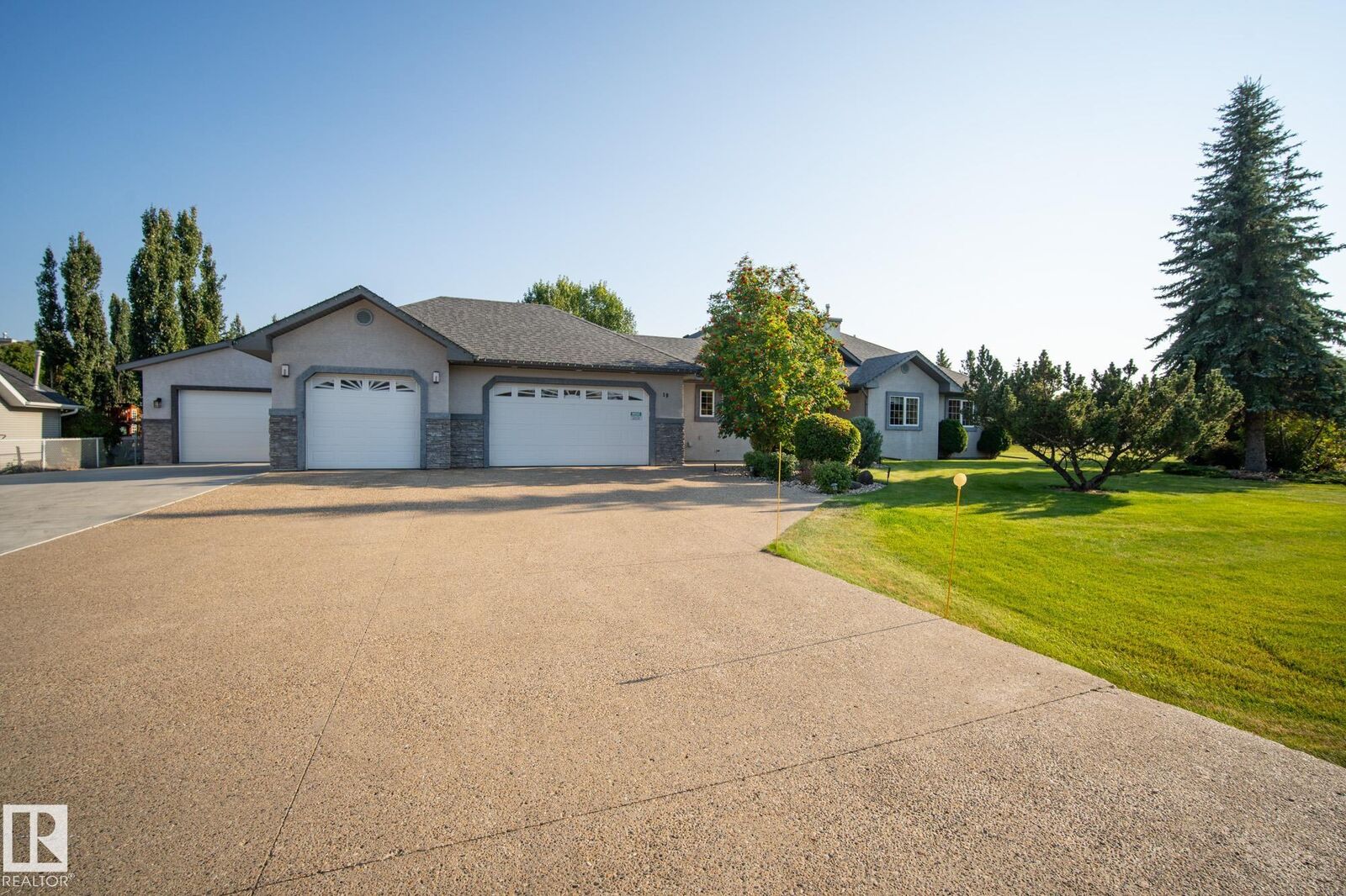 Property Photo:  19 Country Lane  AB T7Z 2L1 