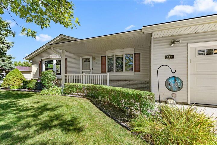 Property Photo:  214 Crestview Dr  WI 53021 