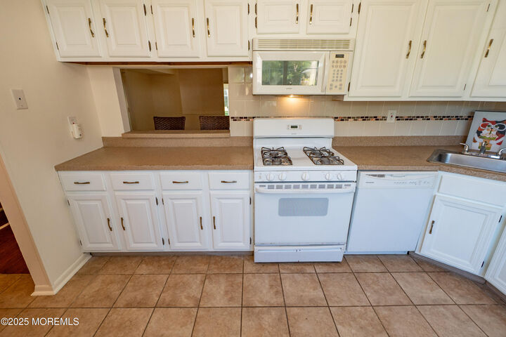 Property Photo:  32 Lafayette Court  NJ 08902 