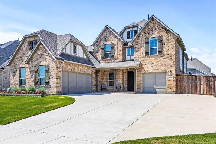 Property Photo: 2601 Carrington Drive TX 76063