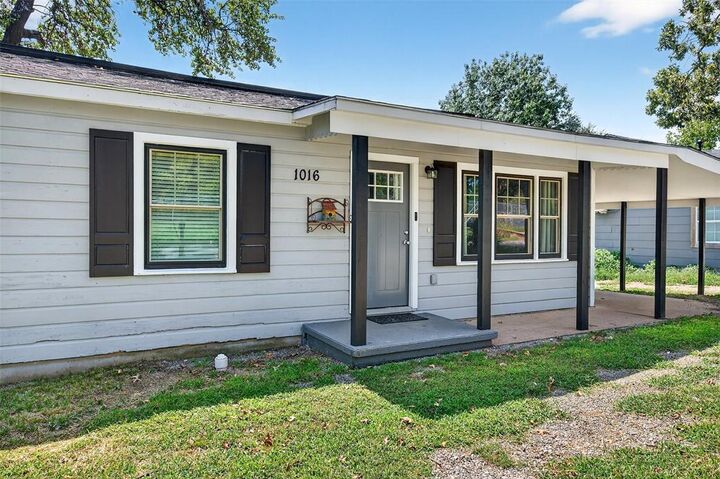 Property Photo:  1016 W Hanna Street  TX 75020 