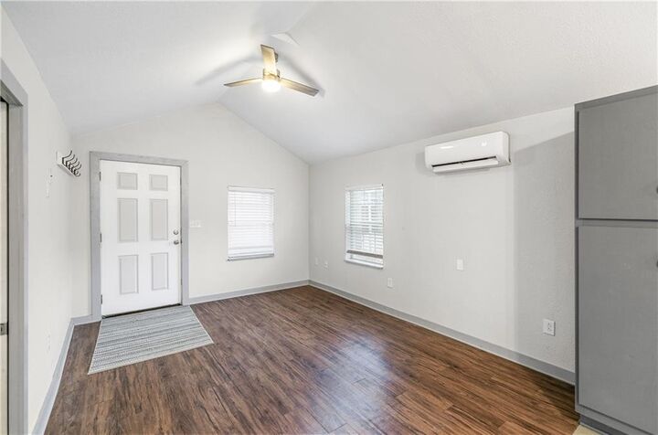 Property Photo:  