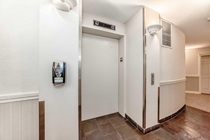 Property Photo:  2 Hemlock Crescent SW 214  AB T3C 2Z1