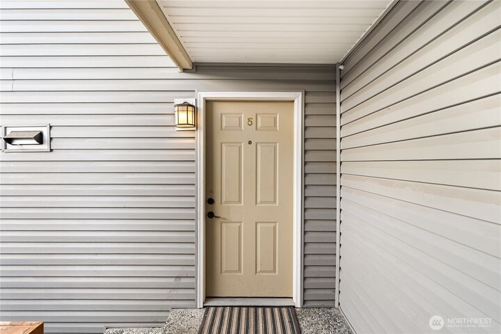 Property Photo:  1304  Chestnut Street 5  WA 98201 