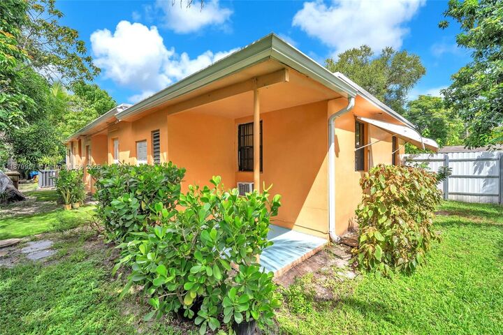 Property Photo:  460 NE 132nd St  FL 33161 