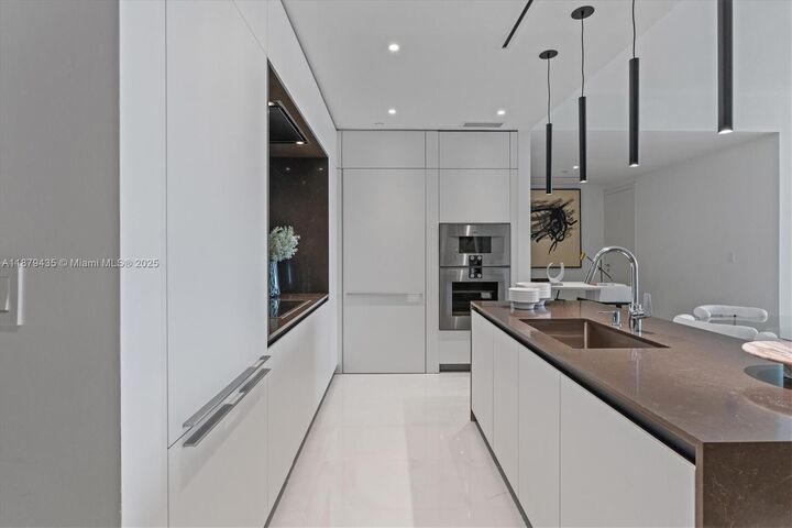 Property Photo:  300 Biscayne Blvd Way 2205  FL 33131 