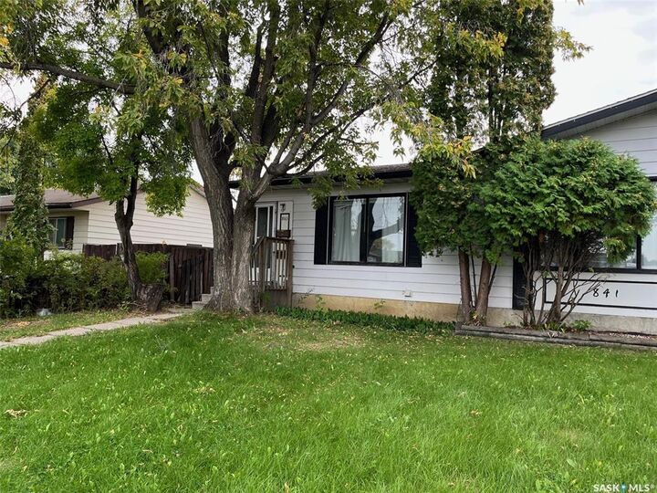 Property Photo: 843 7th Street E SK S6V 6T3