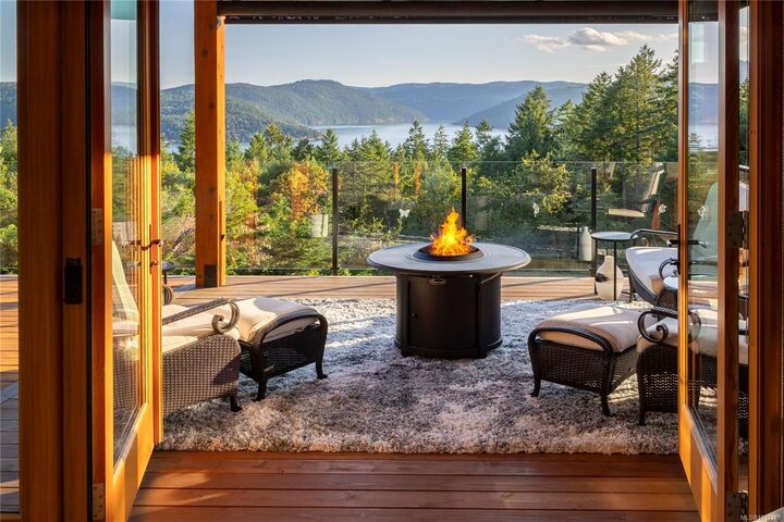 8100 Woodwyn Terr  Central Saanich BC V8M 1S2 photo