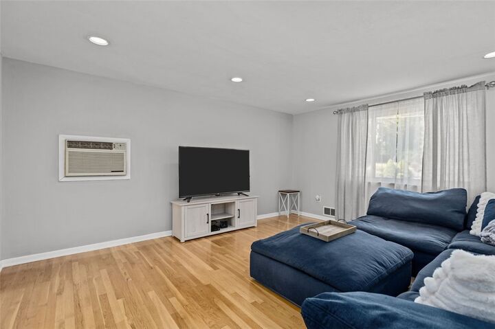 Property Photo:  1423 Lexington Drive  PA 15066 