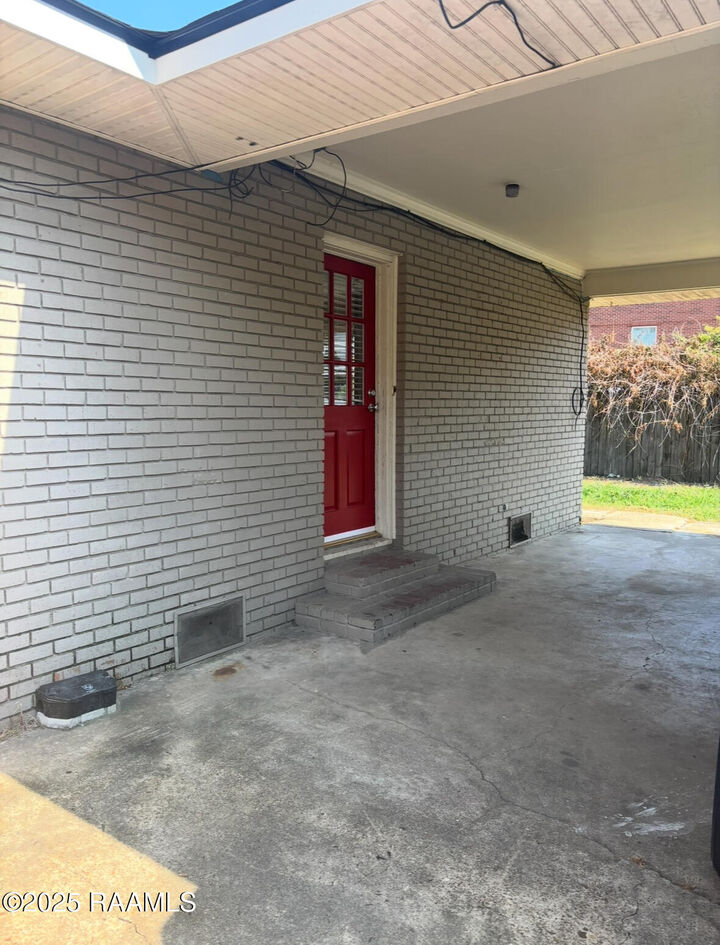 Property Photo: 121 Oak Crest Drive LA 70503