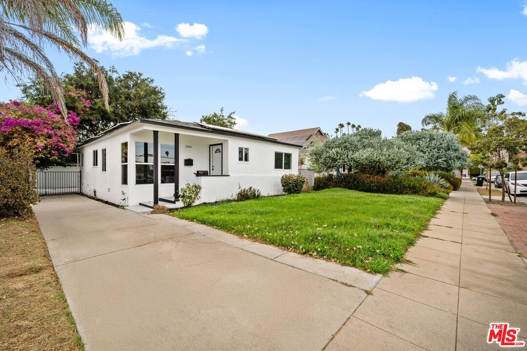 Property Photo:  2909 8th Ave  CA 90018 
