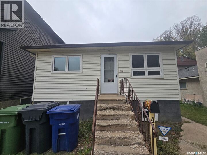 Property Photo: 412 V Avenue S SK S7M 3E7