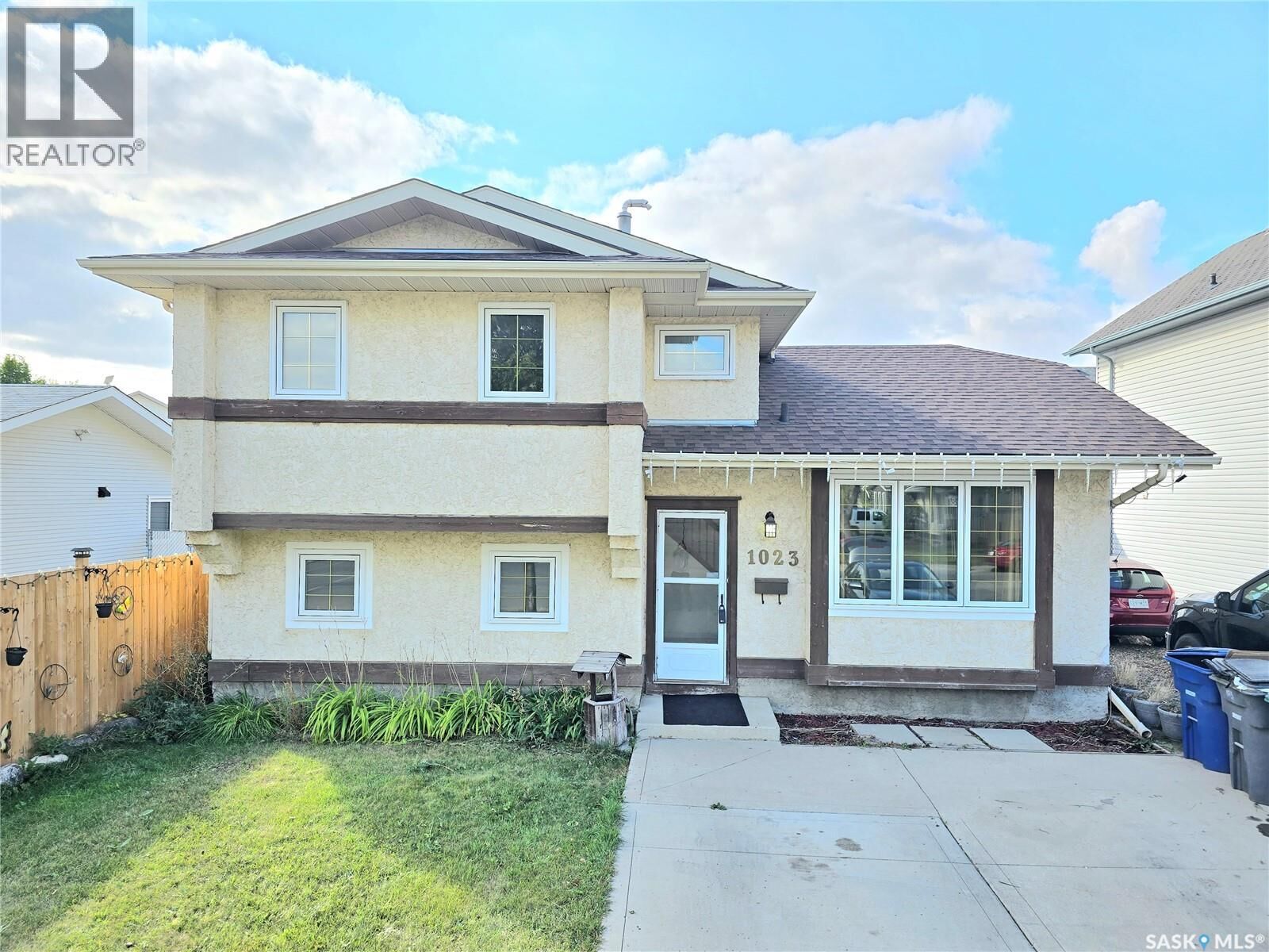 Property Photo: 1023 Steeves Avenue SK S7L 5N6