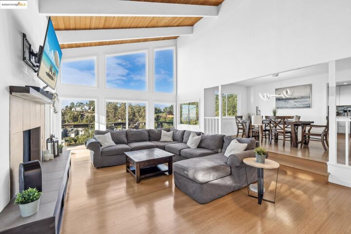 Property Photo: 58 Villanova Dr CA 94611