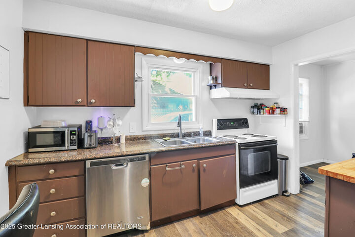 Property Photo:  1542 Ann Street  MI 48823 