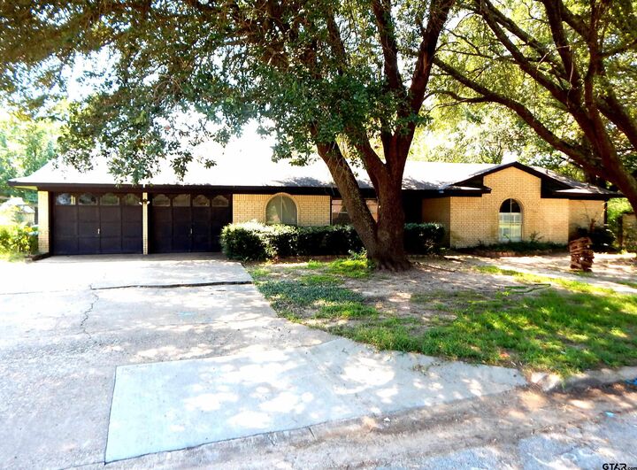 Property Photo: 1703 Briarwood TX 75644