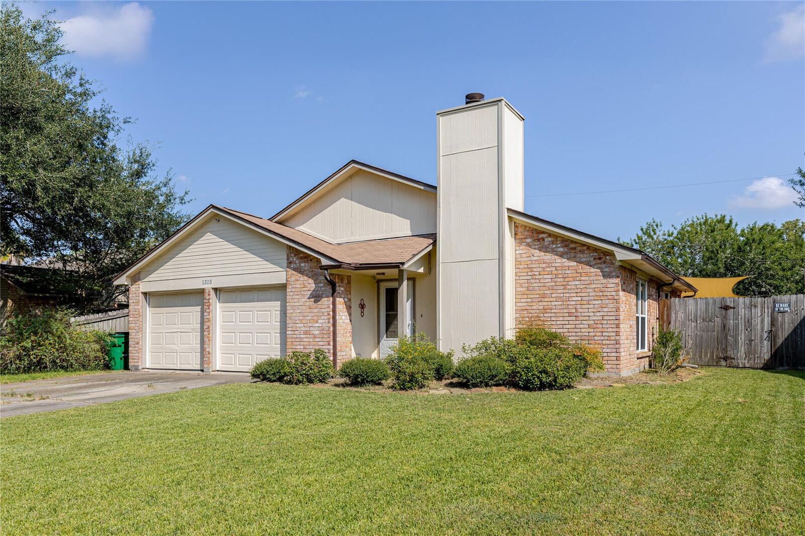 Property Photo:  1305 Glenview Ln  TX 77515 