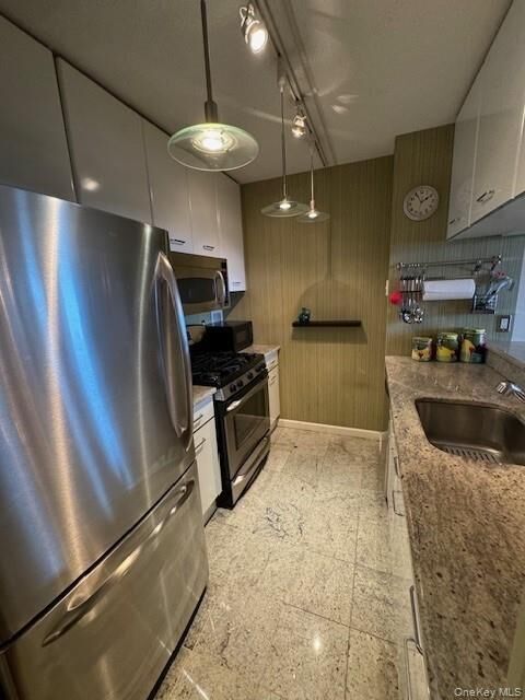 Property Photo:  4 Martine Avenue 1402  NY 10606 