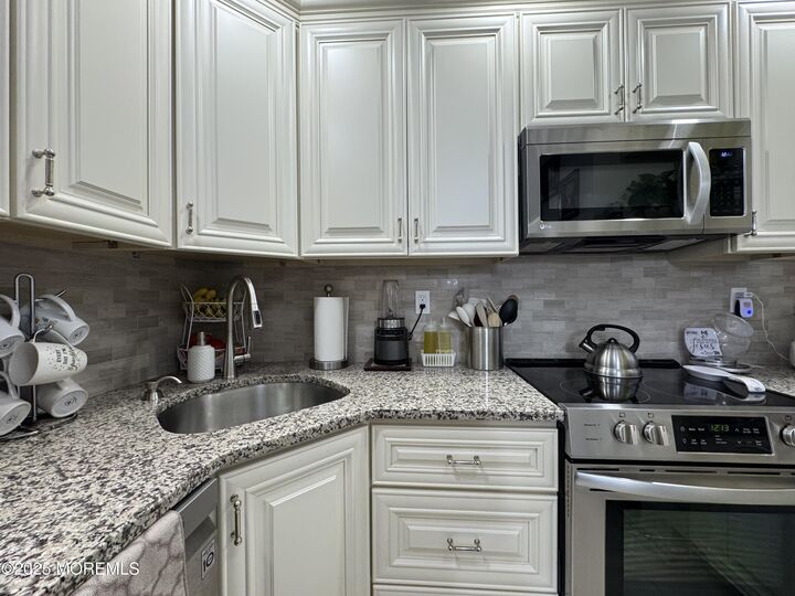 Property Photo:  86 Arrowwood Court B  NJ 07726 