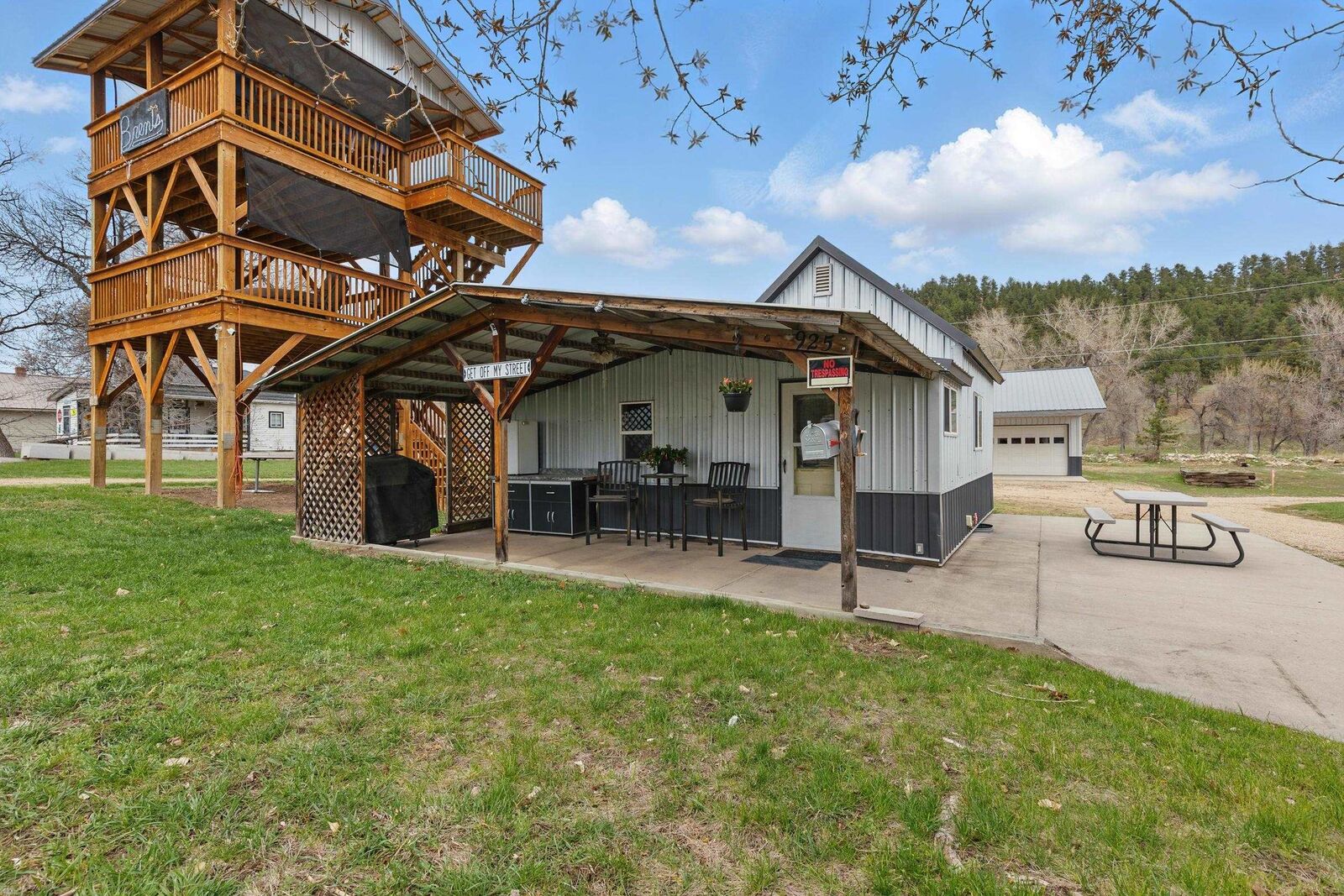 Property Photo:  925 Dudley Street  SD 57785 