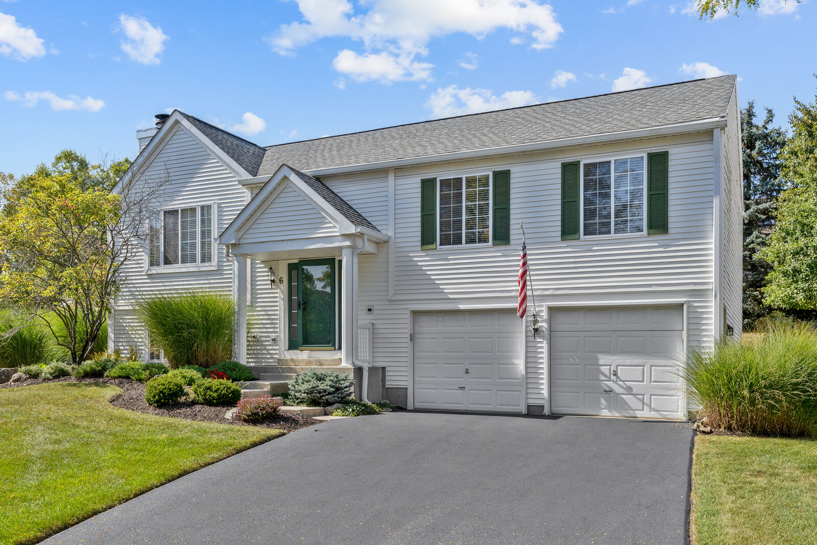 Property Photo:  6 Fieldcrest Court  IL 60102 