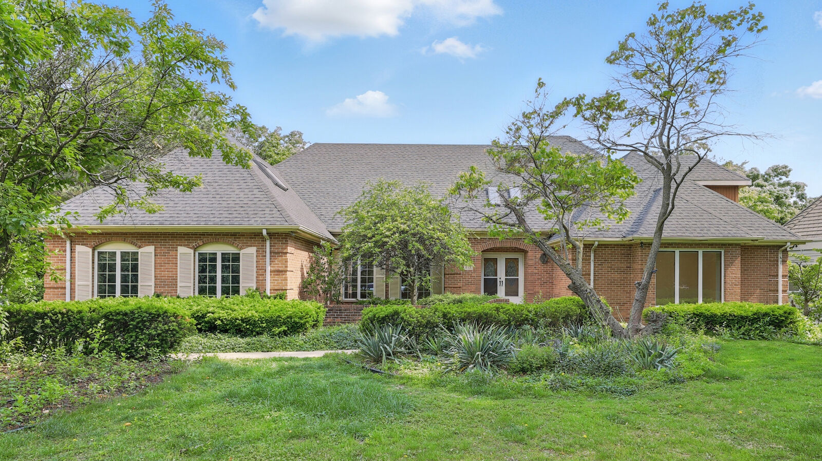 Property Photo:  812 Saint Stephens Green  IL 60523 
