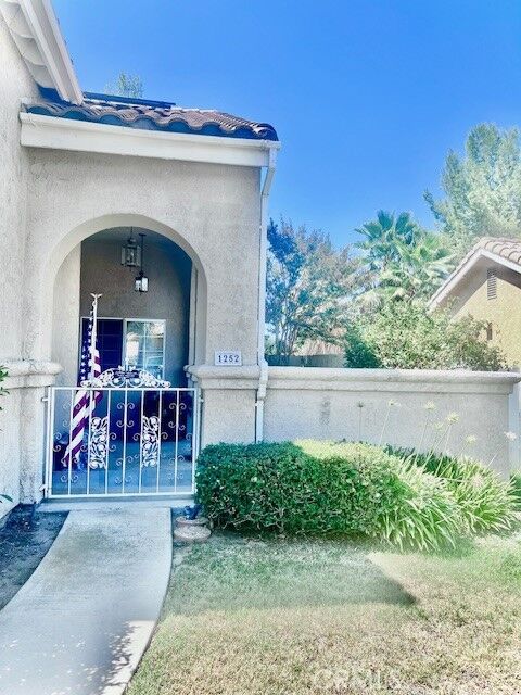Property Photo:  1252 Avenida Floribunda  CA 92583 