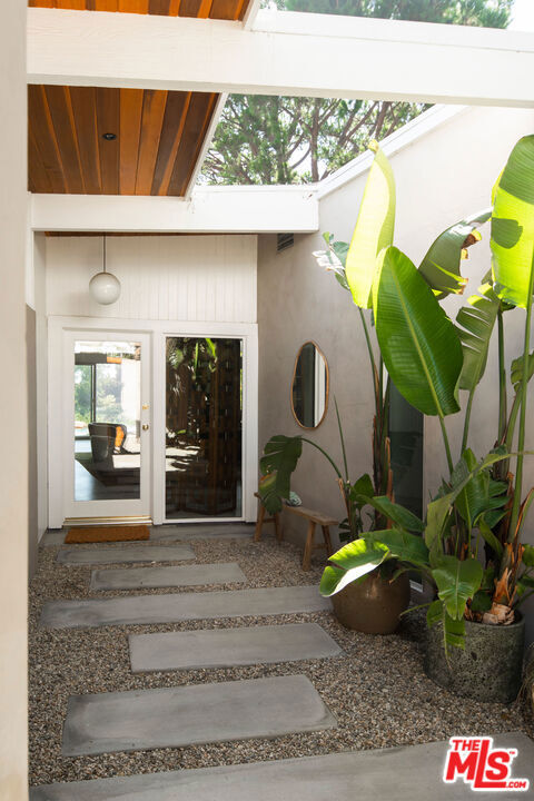 Property Photo:  2102 Ridgemont Drive  CA 90046 