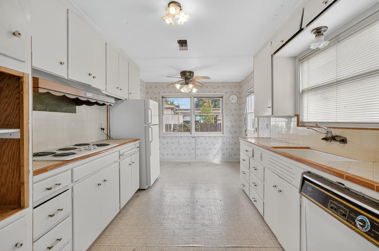 Property Photo: 6401 S Broadway CA 95820
