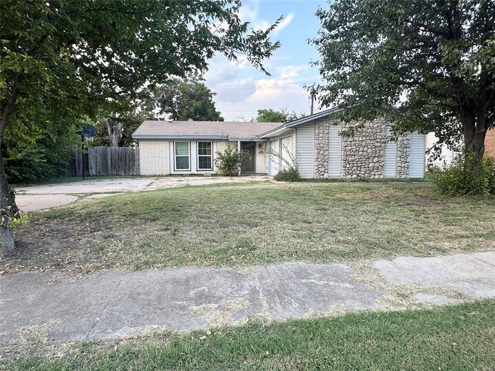 Property Photo:  542 Greenbrook Lane  TX 75052