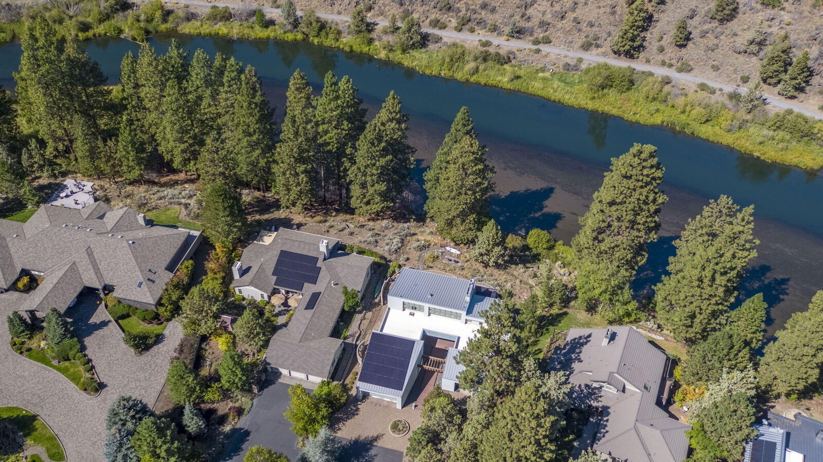 Property Photo:  2251 NW Lakeside Place  OR 97703 