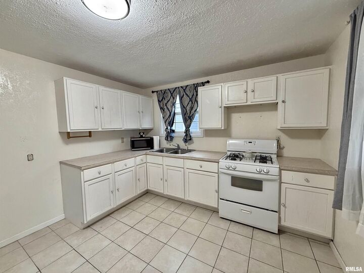 Property Photo:  737 N 5th Avenue  IL 61520