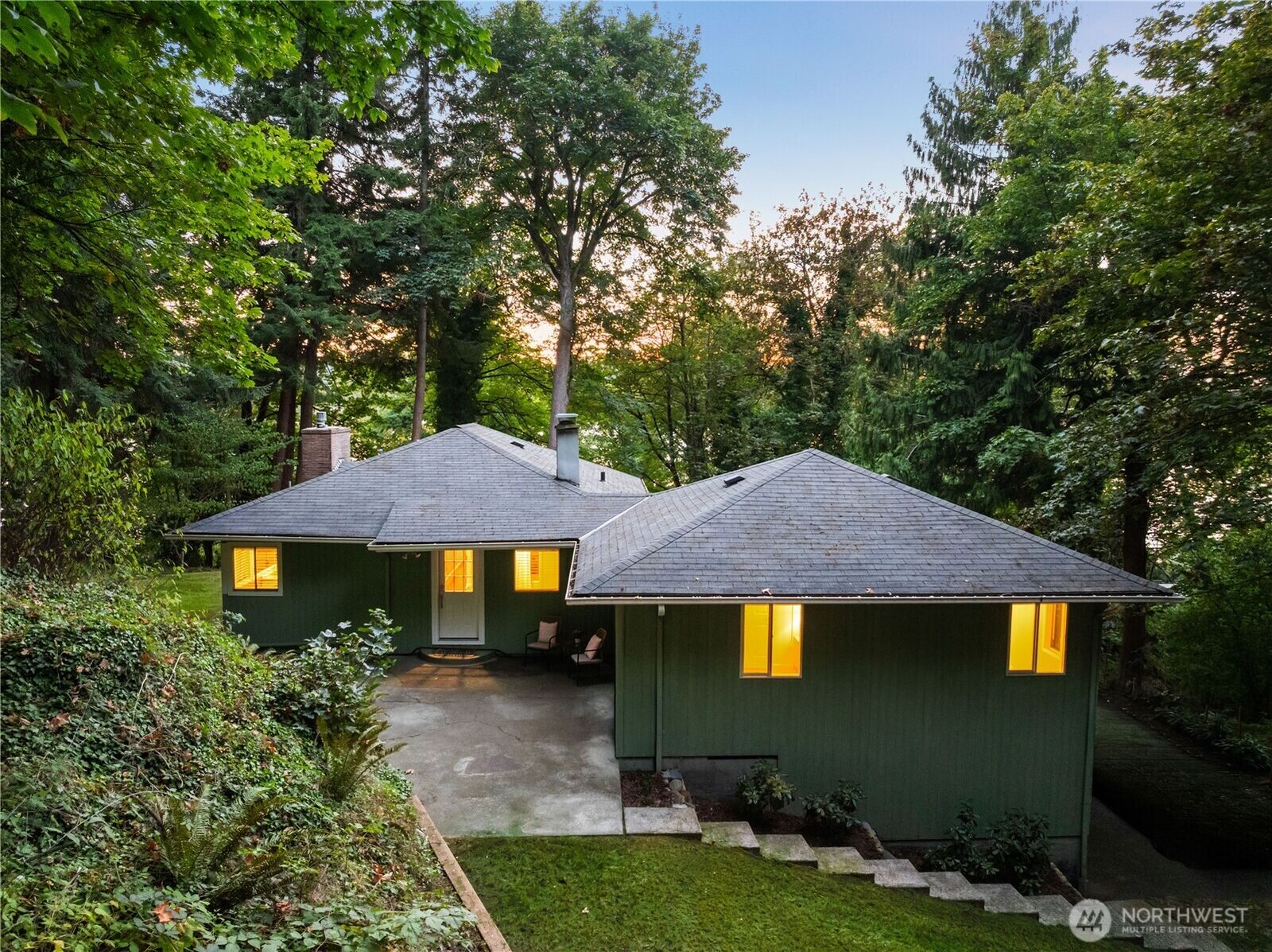 Property Photo:  2008 E Lake Sammamish Parkway NE  WA 98074 